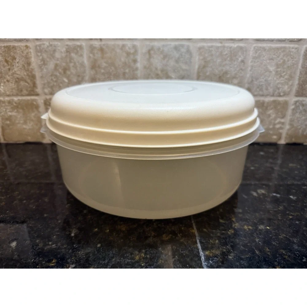 VTG Rubbermaid Servin Saver 22 Cup 5.2L Round Food Storage Container Almond‎ Lid